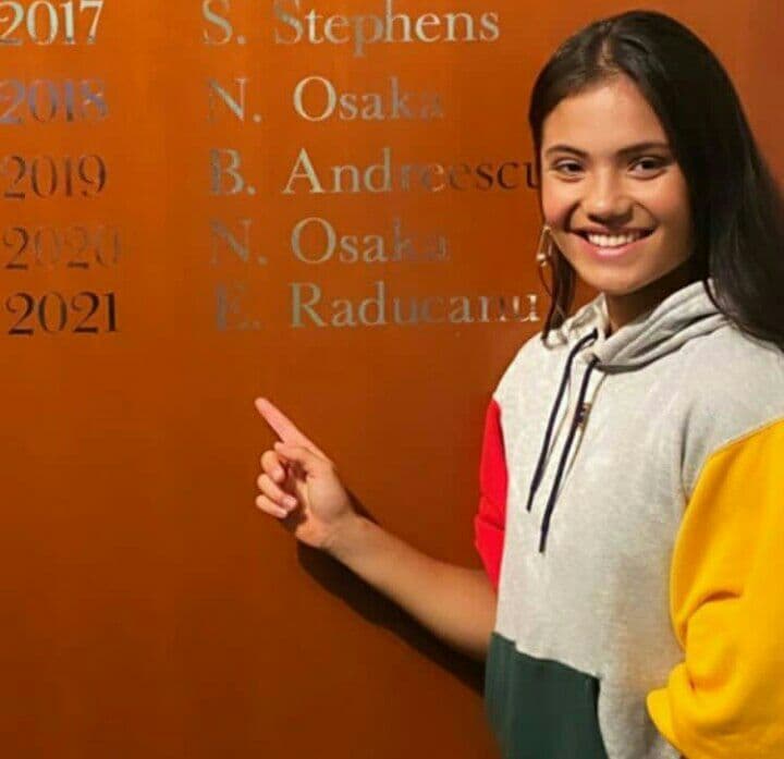 1643429