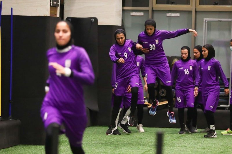 تمرین شاد زنان فوتبال ایران در پِک (عکس)