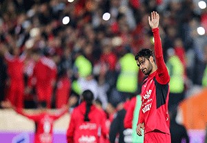 احترام نظامی هواداران پرسپولیس به احمد نورالهی