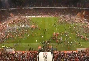 هجوم هواداران اسپارتاک به زمین پس از قهرمانی در روسیه
