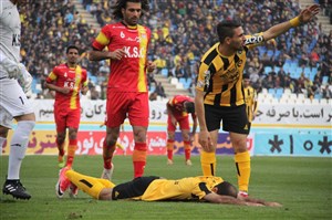 نویدکیا برای درمان به تهران سفر میکند