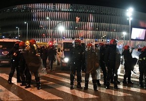 یک دقیقه سکوت به احترام پلیس کشته شده اسپانیایی