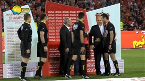 اهدای مدال یادبود به داوران بازی پرسپولیس-سپیدرود